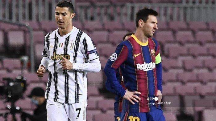 Penyerang Portugal Juventus Cristiano Ronaldo (kiri) berjalan melewati penyerang Argentina Barcelona Lionel Messi selama pertandingan sepak bola grup G Liga Champions UEFA antara Barcelona dan Juventus di stadion Camp Nou di Barcelona pada 8 Desember 2020.