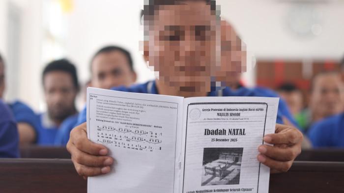 PEMBERIAN REMISI -  Perayaan Hari Raya Natal 2025 menjadi momen penuh sukacita bagi Warga Binaan Pemasyarakatan (WBP) di Rumah Tahanan Negara (Rutan) Kelas IIA Balikpapan, Kamis (25/12/2025). Dalam rangka peringatan Natal, Rutan Balikpapan memberikan Remisi Khusus (RK) Natal kepada 26 warga binaan. (HO/RUTAN BALIKPAPAN)