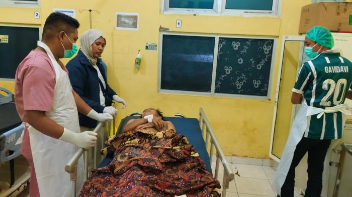 PENUSUKAN KEPAHIANG - Korban penusukan saat di RSUD Kepahiang Provinsi Bengkulu, Senin (22/12/2025) dinihari. Korban tewas akibat ditusuk di pesta malam.
