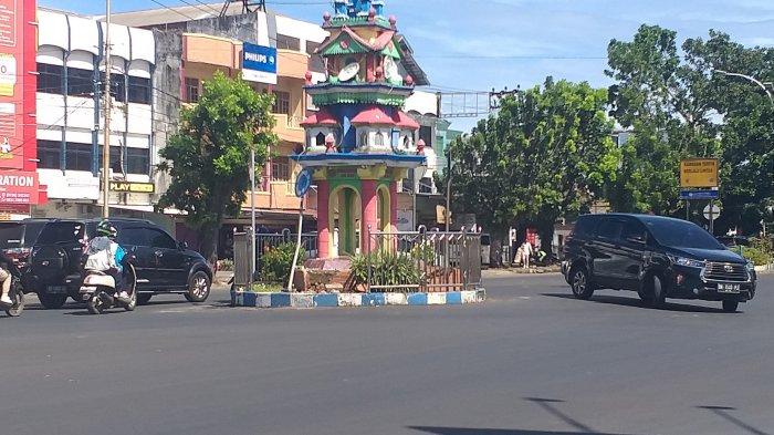 Tugu bundaran Simpang Skip yang ditabrak tadi malam. Tidak ada korban dalam kejadian ini