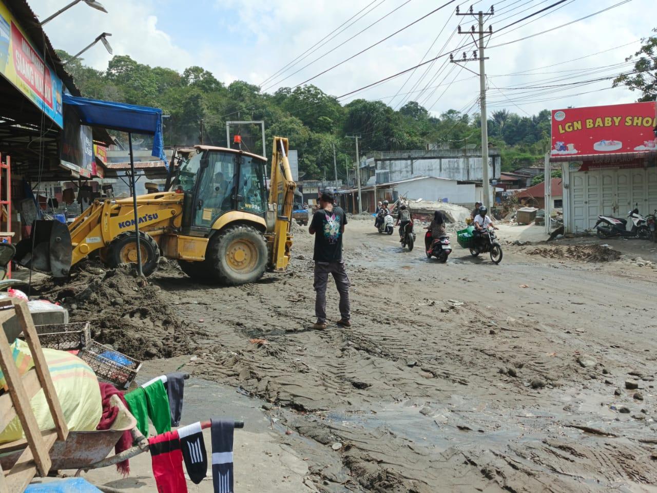 BPJN Aceh melalui Satker PJN Wilayah 3, mengerahkan alat berat untuk membersihkan material sisa banjir dan tanah longsor di ruas jalan nasional Bireuen - Takengon, Kampung Lampahan, Timang Gajah, Bener Meriah, Rabu (24/12/2025).