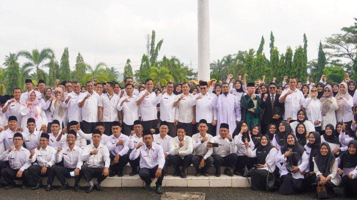 PELANTIKAN PPPK- Sebanyak 1.316 Pegawai Pemerintah dengan Perjanjian Kerja (PPPK) Paruh Waktu resmi menerima Surat Keputusan (SK) pengangkatan, Rabu (24/12/2025).