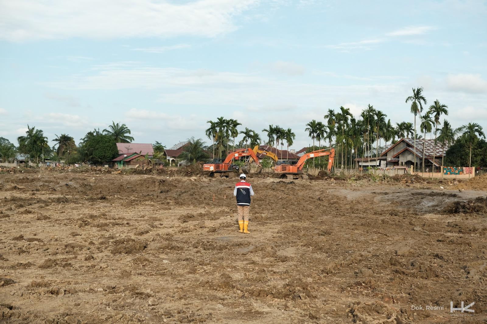 Petugas dan alat berat Hutama Karya mulai bekerja di depan Masjid Tj. Seumantoh, Aceh Tamiang, dalam rangka pemulihan akses dan pembangunan huntara pascabencana. Dukungan ini merupakan bagian dari program BUMN Peduli.