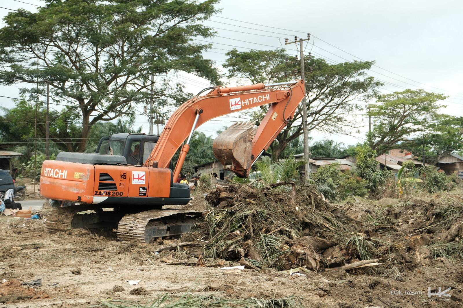 Petugas dan alat berat Hutama Karya mulai bekerja di depan Masjid Tj. Seumantoh, Aceh Tamiang, dalam rangka pemulihan akses dan pembangunan huntara pascabencana. Dukungan ini merupakan bagian dari program BUMN Peduli.