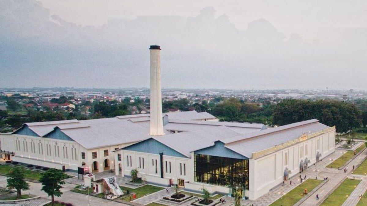 PESONA WISATA SOLO - De Tjolomadoe yang merupakan hasil revitaliasi Pabrik Gula Colomadu.