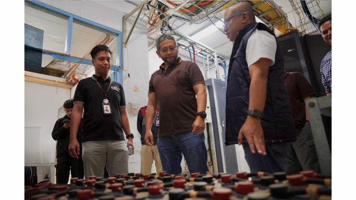 2: Direktur Strategic Business Development & Portfolio Telkom Seno Soemadji (tengah)