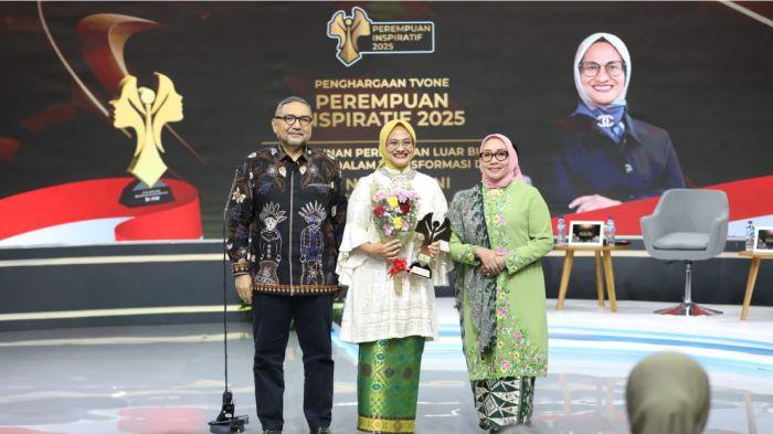 Foto 3: Direktur Utama Telkom Dian Siswarini (tengah) saat menerima penghargaan Perempuan Inspiratif
