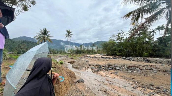 BANJIR PADANG: Aliran Sungai Guo di Lapau Munggu, Kuranji, Padang kembali deras, Kamis (25/12/2025). Jika hujan lebat kembali mengguyur, rumah-rumah warga dipastikan akan berada di jalur utama terjangan air.