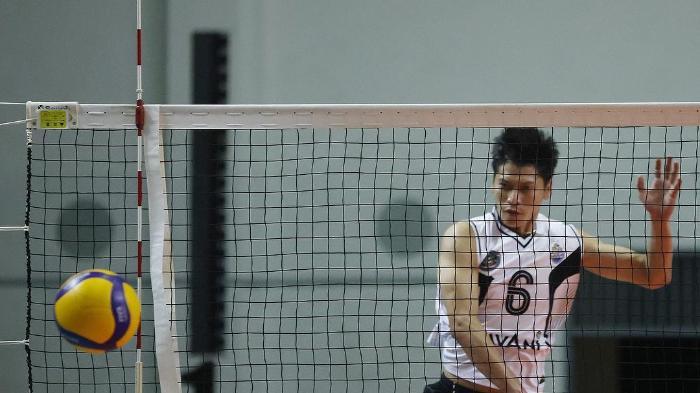 Opposite Timnas Voli Indonesia, Dimas Saputra Pratama tengah berlatih bersama LavAni jelang persiapan SEA V League 2023.