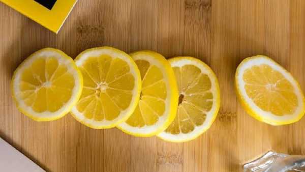 व्हिटामिन सीच्या सेवनामुळे रोगप्रतिकारक शक्ती वाढण्यास मदत होते. यामुळे लिंबू आरोग्यासाठी खूप जास्त फायदेशीर ठरते. फक्त लिंबूच नाही तर लिंबाचे सालही फायदेशीर ठरतात. 