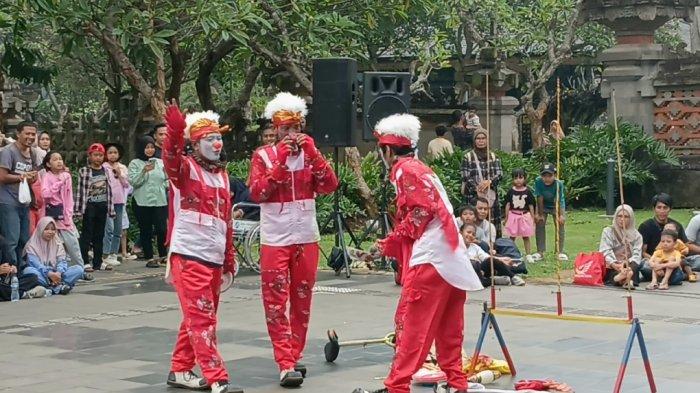 Suasana TMII saat libur hari raya Natal 2025, Cipayung, Jakarta Timur, Kamis (25/12/2025).