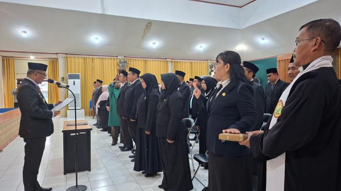 Bupati Tabalong, HM Noor Rifani melantik pejabat fungsional di lingkup Pemkab Tabalong