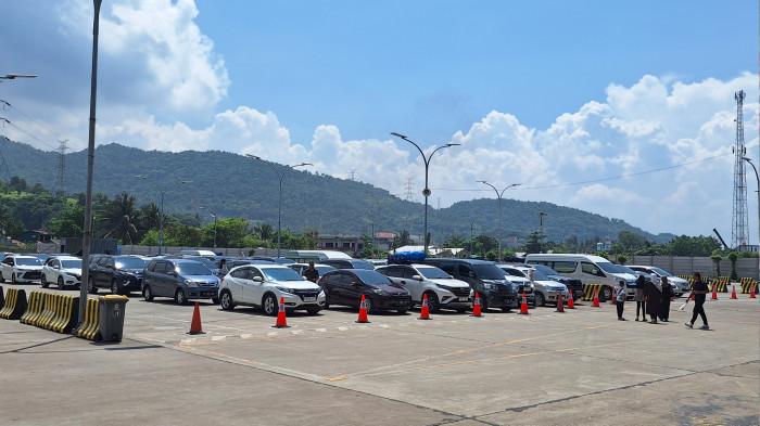 LIBUR NATARU - Antrean kendaraan pribadi di Demaga Pelabuhan Eksekutif Merak, Kamis (25/12/2025).