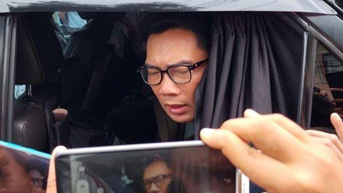 Gubernur Jawa Barat Ridwan Kamil saat diwawancarai awak media usai meninjau lokasi kejadian bom bunuh diri di Mapolsek Astanaanyar, Kota Bandung, Jawa Barat, Rabu (7/12/2022).