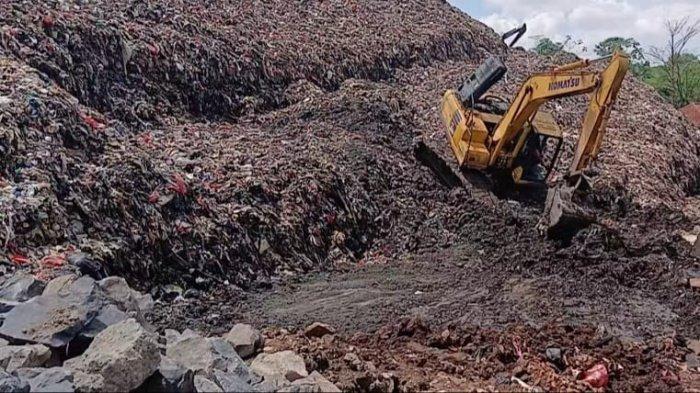 Kondisi tumpukan sampah di TPA Cipeucang. Wali Kota Tangerang Selatan (Tangsel), Benyamin Davnie, telah menetapkan status tanggap darurat pengelolaan sampah di wilayahnya