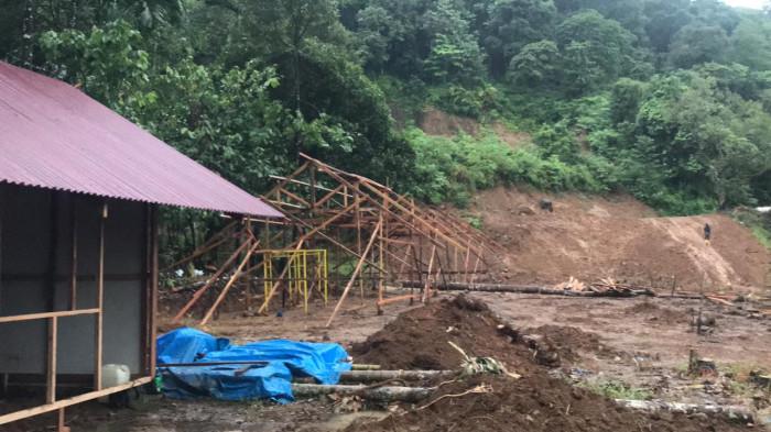 PEMBANGUNAN HUNSELA PADANG: Penampakan bangunan hunian sehat dan layak (hunsela) di Kampung Talang, Kelurahan Kapalo Koto, Kecamatan Pauh, Kota Padang, Kamis (25/12/2025). Ketua Karang Taruna Kapalo Koto, Muhammad Ilhan sebut pembangunan ditargetkan rampung pada akhir tahun 2025 sebanyak 10 unit.