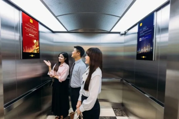 ऑफिस लॉबीमध्ये जाहिरात स्क्रीन स्थापित केल्या आहेत. चिसिलॉन डिजिटल मीडियाचे छायाचित्र सौजन्याने