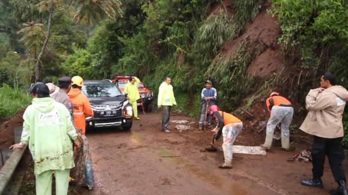 TANAH LONGSOR - Proses pembersihan material tanah longsor di jalan 15 persen, Wonosobo-Dieng, Kamis (25/12/2025). Arus lalu lintas telah kembali normal setelah petugas gabungan melakukan pembersihan dengan cepat.