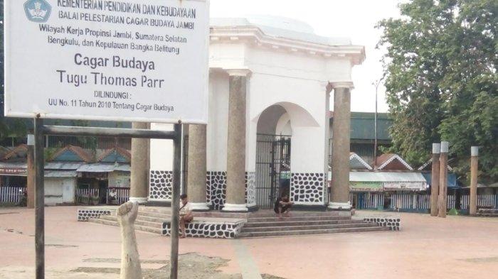 Bangunan Tugu Thomas Parr di Kota Bengkulu. Tugu Thomas Parr merupakan bangunan sejarah peninggalan Inggris untuk mengenang sosok Thomas Parr yang terbunuh atas perlawanan masyarakat Bengkulu.