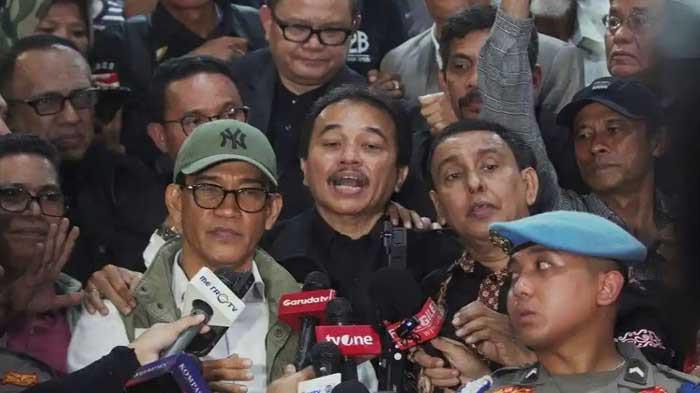 GELAR PERKARA KHUSUS - Pakar Telematika Roy Suryo usai menjalani pemeriksaan tim penyidik Polda Metro Jaya di Gedung Dirreskrimum Polda Metro Jaya, Jakarta, Kamis (13/11/2025). Dia bakal hadir dalam gelar perkara khusus kasus ijazah Jokowi.
