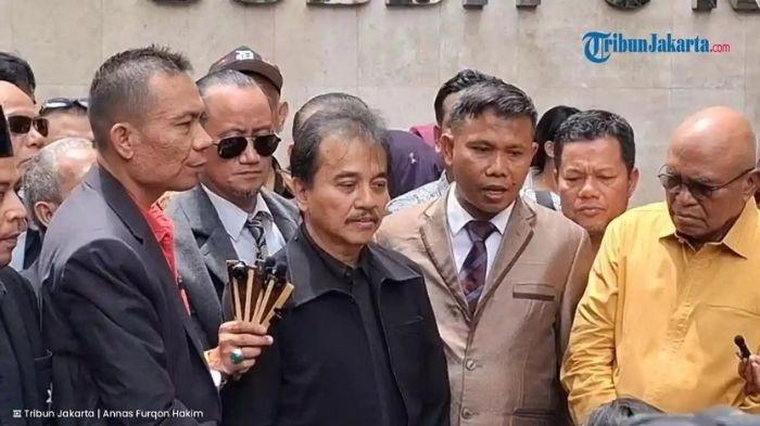 Roy Suryo, Rismon Sianipar, dan Tifauziah Tyassuma alias dokter Tifa menepati janjinya untuk hadir memenuhi panggilan penyidik Polda Metro Jaya, Kamis (13/11/2025).