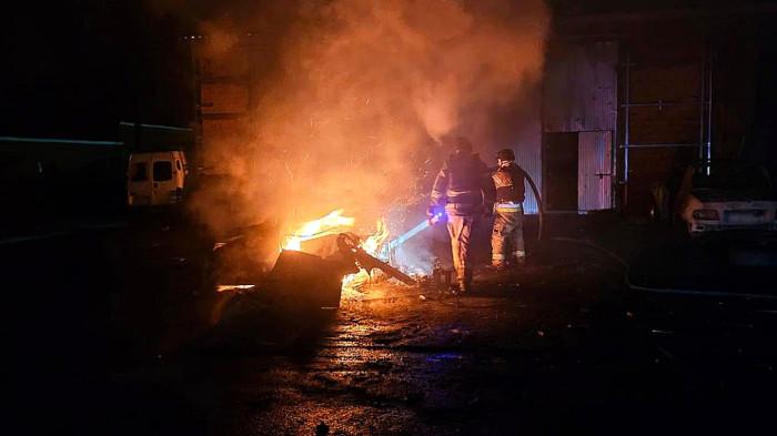 TANPA LISTRIK - Petugas layanan darurat Ukraina tampak memadamkan api akibat serangan udara Rusia pada 23 Desember 2025. Rusia menargetkan sektor-sektor energi yang membuat sejumlah kota utama, termasuk Ibu Kota, Kiev, mengalami pemadaman listrik saat suhu di musim dingin nyaris di titik beku.