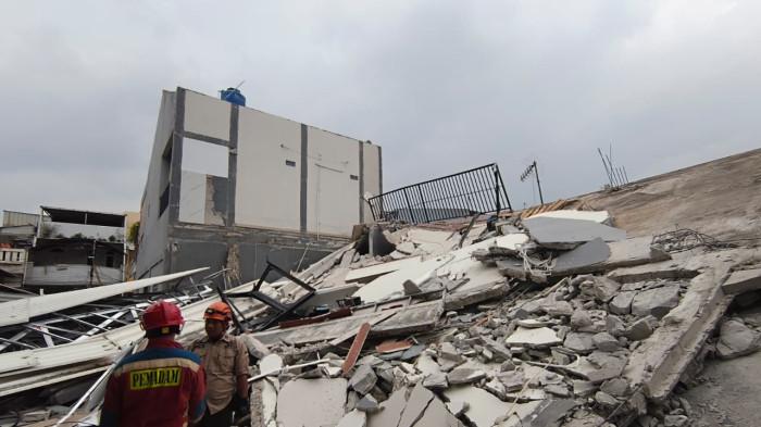 Bangunan roboh - Petugas mengecek lokasi bangunan roboh di Gang Waru 1, Jalan Alur Laut, Kelurahan Rawa Badak Selatan, Koja, Jakarta Utara, roboh pada Kamis (25/12/2025) sore.