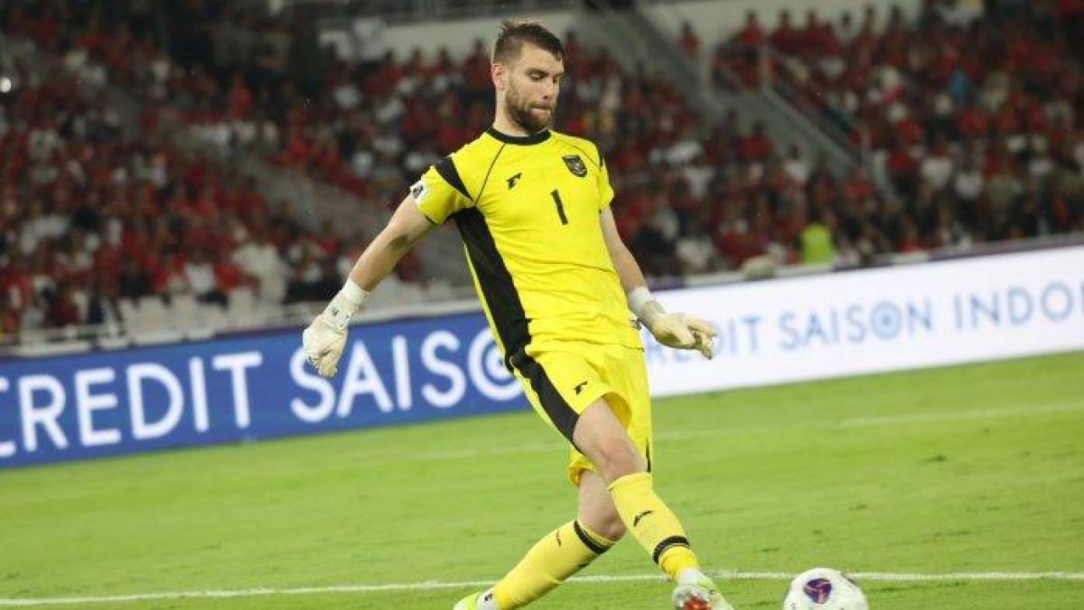 RUMOR TRANSFER - Penjaga gawang Timnas Indonesia Maarten Paes mengoper bola ke rekan satu timnya saat melawan Timnas Bahrain pada Kualifikasi Piala Dunia 2026 zona Asia di Stadion Utama Gelora Bung Karno (SUGBK) Jakarta, Selasa (25/3/2025). Terbaru, Maarten Paes dirumorkan ke Persib Bandung, Kamis (25/12/2025).