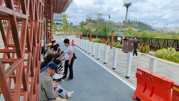 IKN DIKUNJUNGI WARGA - IKN Nusantara ramai dikunjungi masyarakat yang sedang menunggu kedatangan bus listrik, hubungkan area dalam dan luar IKN Nusantara, Kalimantan Timur, 5 Juli 2025 siang. 
