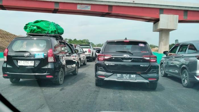 PADAT KENDARAAN - Arus lalu-lintas kendaraan di ruas Tol Balikpapan-IKN menuju tol Pulau Balang, Penajam Paser Utara, Provinsi Kalimantan Timur, mengalami antrean panjang pada momen libur Natal, Rabu (25/12/2025) pagi.