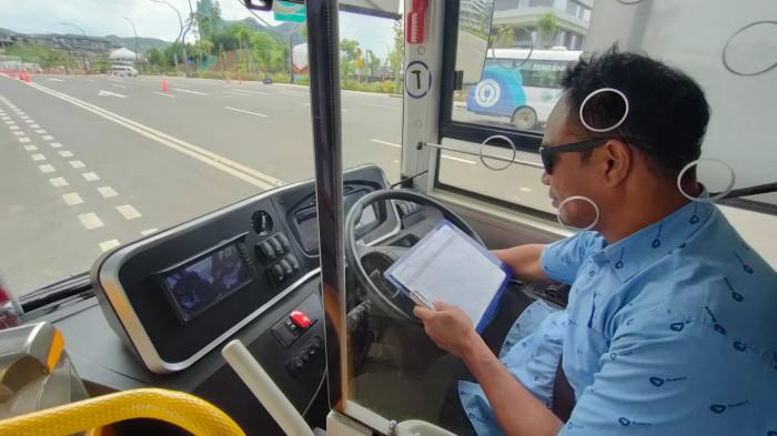 TRANSPORTASI DI IKN - Ilustrasi sopir bus listrik yang melayani angkutan darat di IKN Nusantara, mengubungkan rest area ke bagian dalam pusat perkantoran pemerintahan Ibu Kota Nusantara, Agustus 2025. (TRIBUNKALTIM.CO/BUDI SUSILO)
