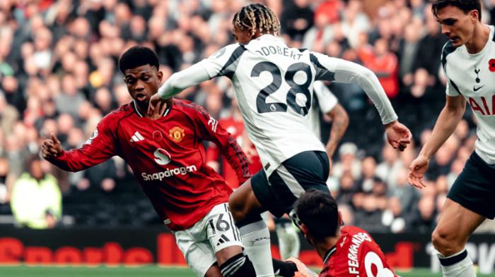 DUEL BOLA - Pemain Manchester United, Amad Diallo dihadang pemain Tottenham Hotspur, Wilson Odobert pada pertandingan pekan ke-11 Liga Inggris 2025/26 di Tottenham Hotspur Stadium pada Sabtu (8/11/2025). (X MU - 8/11/2025)