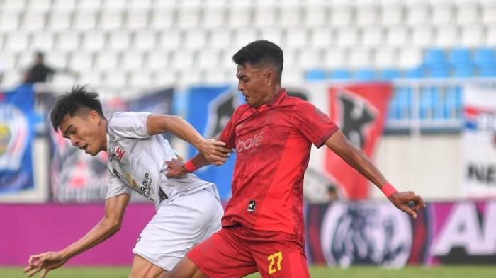 SUPER LEAGUE - Striker Arema FC, Dedik Setiawan (kiri), berebut bola dengan pemain Madura United dalam laga Super League 2025/2026 di Stadion Kanjuruhan, Selasa (23/12/2025). Arema FC vs Madura United berakhir dengan skor imbang 2-2.