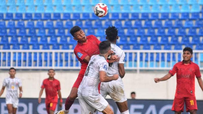 REKOR BARU AREMA - Pesepakbola Arema FC, Dedik Setiawan (KIRI) berebut bola dengan pesepakbola Madura United dalam laga lanjutan Super League 2025-2026 di Stadion Kanjuruhan, Kabupaten Malang, Jawa Timur, Selasa (23/12/2025). Arema FC berbagi angka dengan Madura United dengan skor 2-2, namun dari hasil statistik Singo Edan mendominasi penguasaan bola hingga 71 persen.