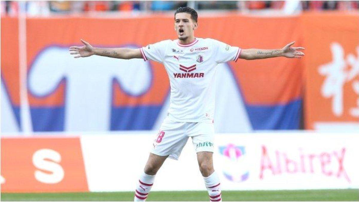 Pemain Timnas Indonesia Justin Hubner melakukan debut bersama Cerezo Osaka dalam pertandingan J1 League 2024 (Liga 1 Jepang). Kini Justin Hubner mendapatkan kartu merah.