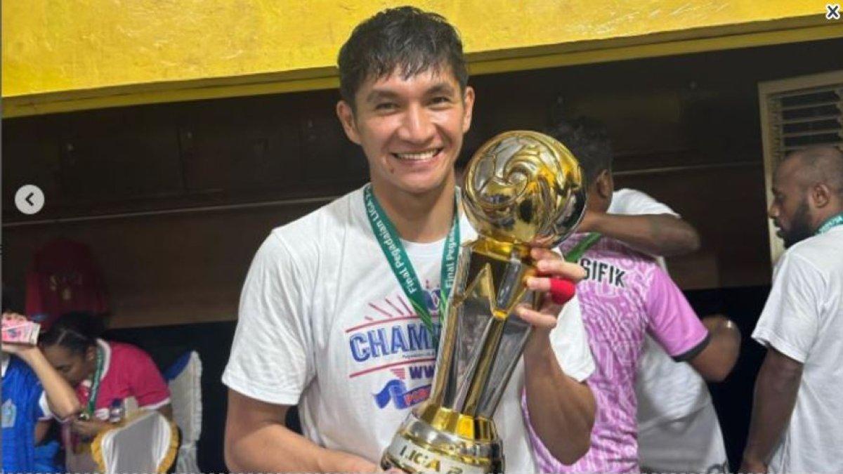 Potret Mario Londok sukes keluar sebagai juara bersama PSBS Biak dalam kompetisi Liga 2 2023/2024 yang diunggah pada 10 Maret 2024. Kiper Buangan Persib Bandung yang Semakin Jadi Permata di PSBS Biak jelang pagelarab Liga 1 2024/2025.