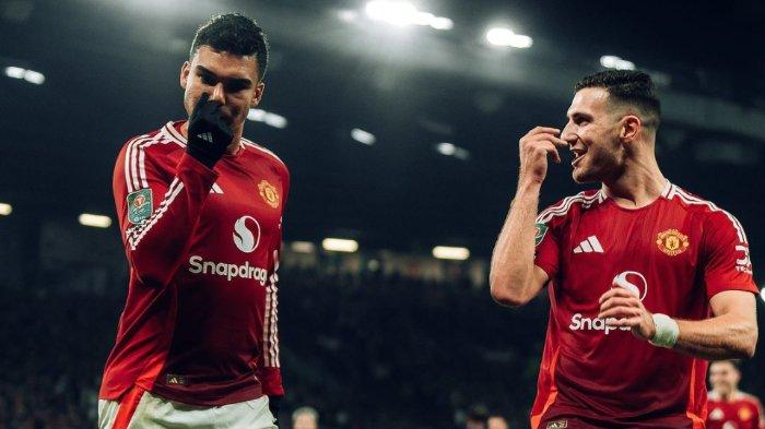 Selebrasi Casemiro (kanan) bersama Diogo Dalot (kiri) saat mencetak gol ke gawang Leicester City dalam lanjutan babak 16 besar Carabao Cup 2024/2025, Kamis (31/10/2024) dini hari WIB.