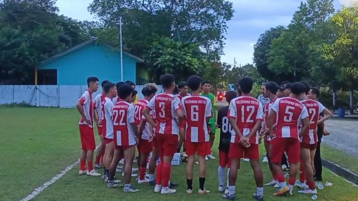 PEMAIN BALIKPAPAN UNITED - Skuad Balikpapan United siap tempur di liga 4 dengan mengandalkan komposisi pemain lokal pride Balikpapan, Kamis (25/12). Saat ini Balikpapan United sedang menyusul komposisi pemain lokal untuk ditampilkan pada kompetisi liga musim depan. (TRIBUNKALTIM.CO/ZAINUL)