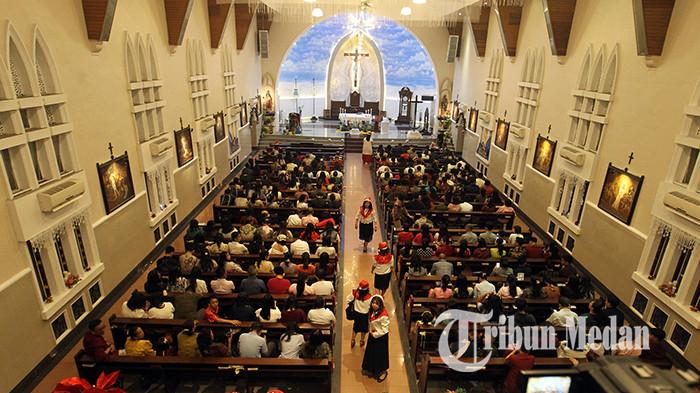 Umat Katolik mengikuti prosesi ibadah Misa Malam Natal di Gereja Katedral Jalan Pemuda, Medan, Rabu (24/12/2019). Misa tersebut mengusung tema Allah Hadir untuk Menyelamatkan Keluarga.