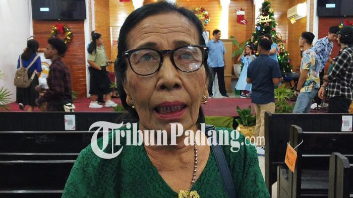 NATAL 2025- Rosliana Tobing (77) menyampaikan harapannya akan damai Natal bagi para korban bencana usai mengikuti misa malam Natal di Gereja Protestan di Indonesia bagian Barat (GPIB) Jemaat Efrata Padang, Rabu (24/12/2025).