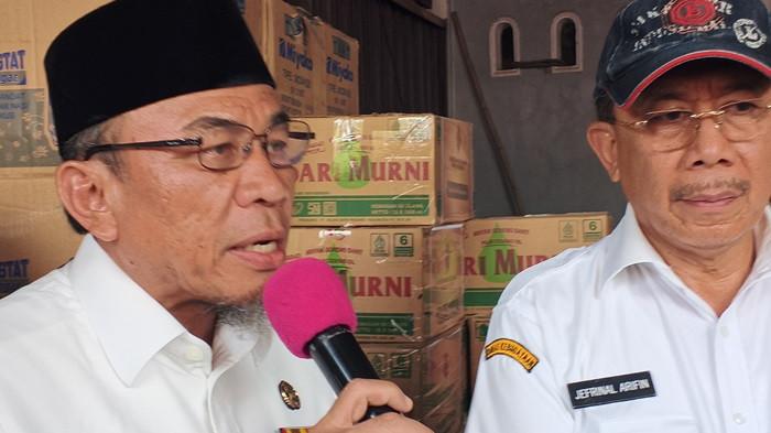 BANJIR BANDANG PADANG - Wakil Wali Kota Padang Maigus Nasir (kiri) mendampingi Menteri Kebudayaan Fadli Zon saat menyerahkan bantuan kepada warga terdampak banjir bandang di kawasan Koto Tuo, Kelurahan Kapalo Koto, Kecamatan Pauh, Kota Padang, Rabu (24/12/2025). Dengan besarnya dampak kerugian tersebut, Maigus Nasir berharap adanya dukungan penuh dari pemerintah pusat agar Kota Padang dapat segera bangkit pascabencana.