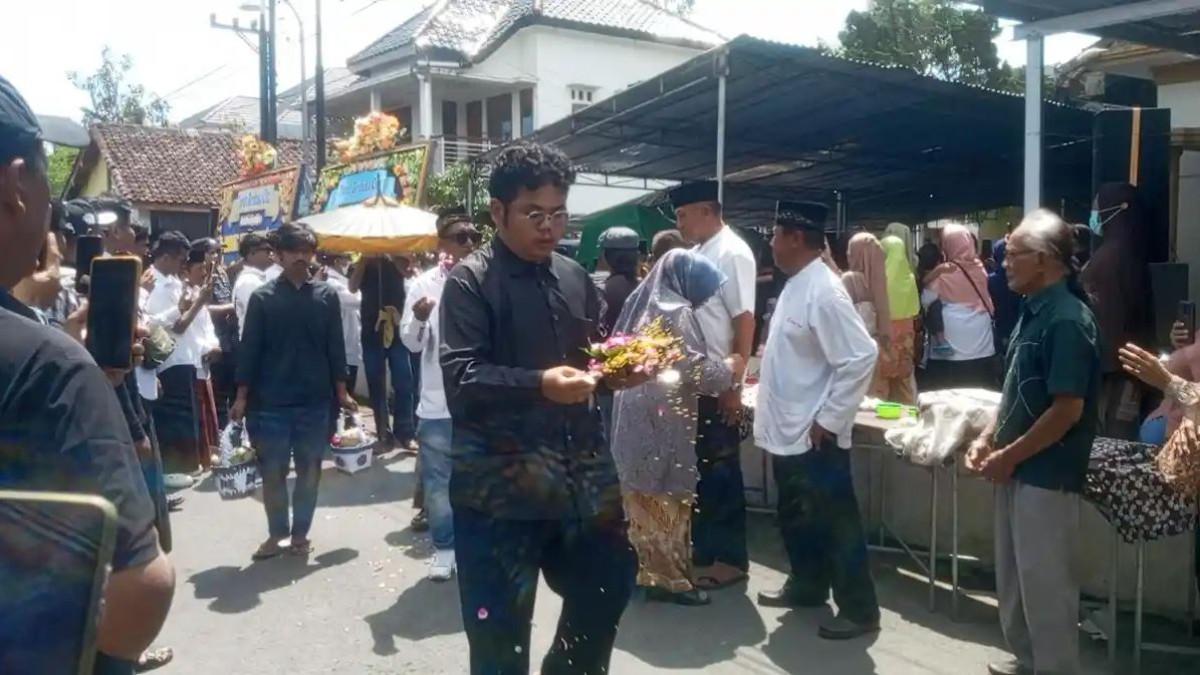 BAMBANG RABIYES MENINGGAL DUNIA - Pelawak senior Bambang Rabiyes telah meninggal dunia pada Rabu (24/12/2025), sempat jalani perawatan di RS Panti Nugroho Pakem.Sejumlah pelayat melepas Bambang Rabies menuju tempat peristirahatan terakhirnya di Pandowoharjo, Kabupaten Sleman.