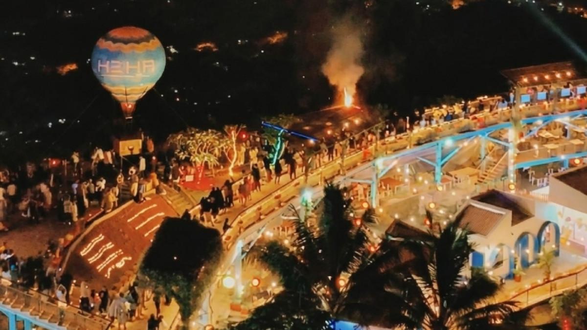 Pemandangan wisata HeHa Sky View Gunungkidul, Jogja saat malam hari.