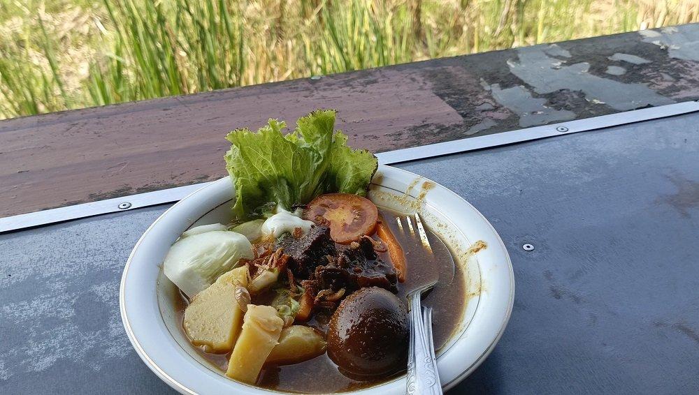 Pecel Menangan, satu tempat sarapan enak yang wajib dikunjungi saat liburan akhir tahun di Solo.