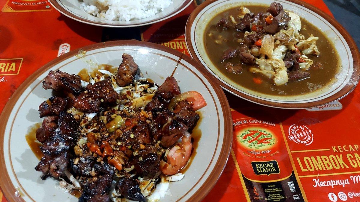 Sate Kambing Pak Narto, satu tempat sarapan enak yang wajib dikunjungi saat liburan akhir tahun di Solo.