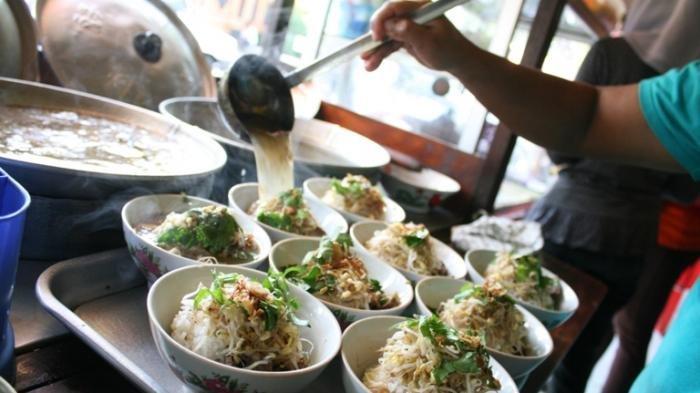 Soto Seger Mbok Giyem, satu tempat sarapan enak yang wajib dikunjungi saat liburan akhir tahun di Solo.