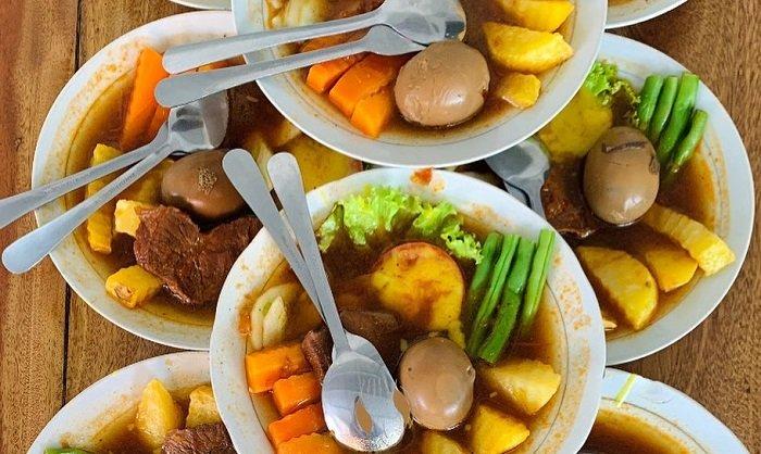 Tenda Biru, satu tempat sarapan enak yang wajib dikunjungi saat liburan akhir tahun di Solo.