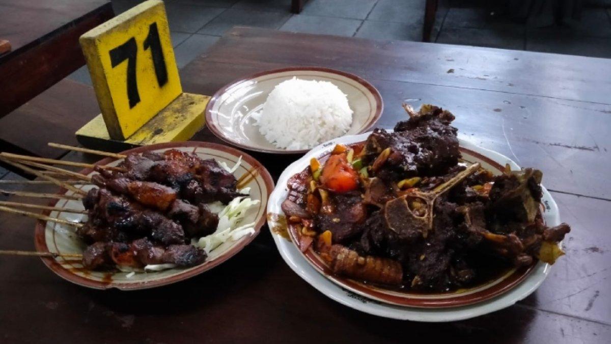 Sate Kambing & Tengkleng Rica Rica Pak Manto, satu tempat sarapan enak yang wajib dikunjungi saat liburan akhir tahun di Solo.