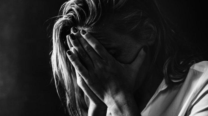 Ilustrasi wanita menangis sedih.