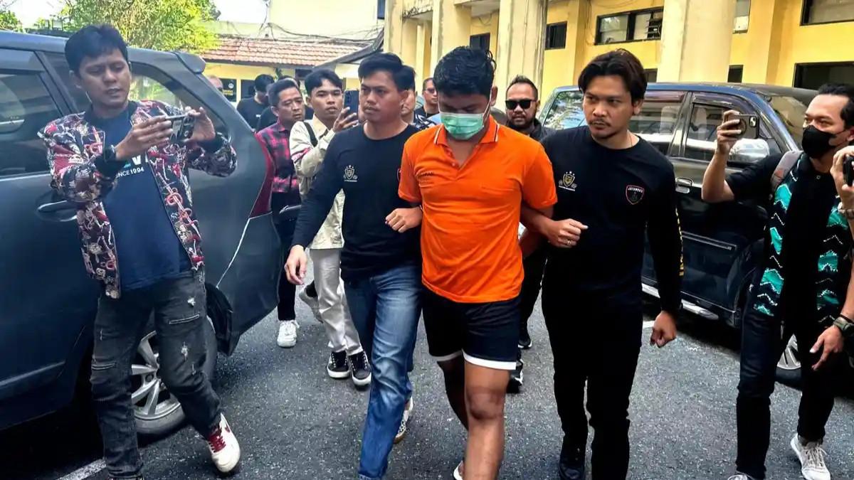 PELAKU PEMBUNUHAN MAHASISWI ULM - Petugas Satreskrim Polresta Banjarmasin tampak menggiring pelaku pembunuhan mahasiswi ULM.